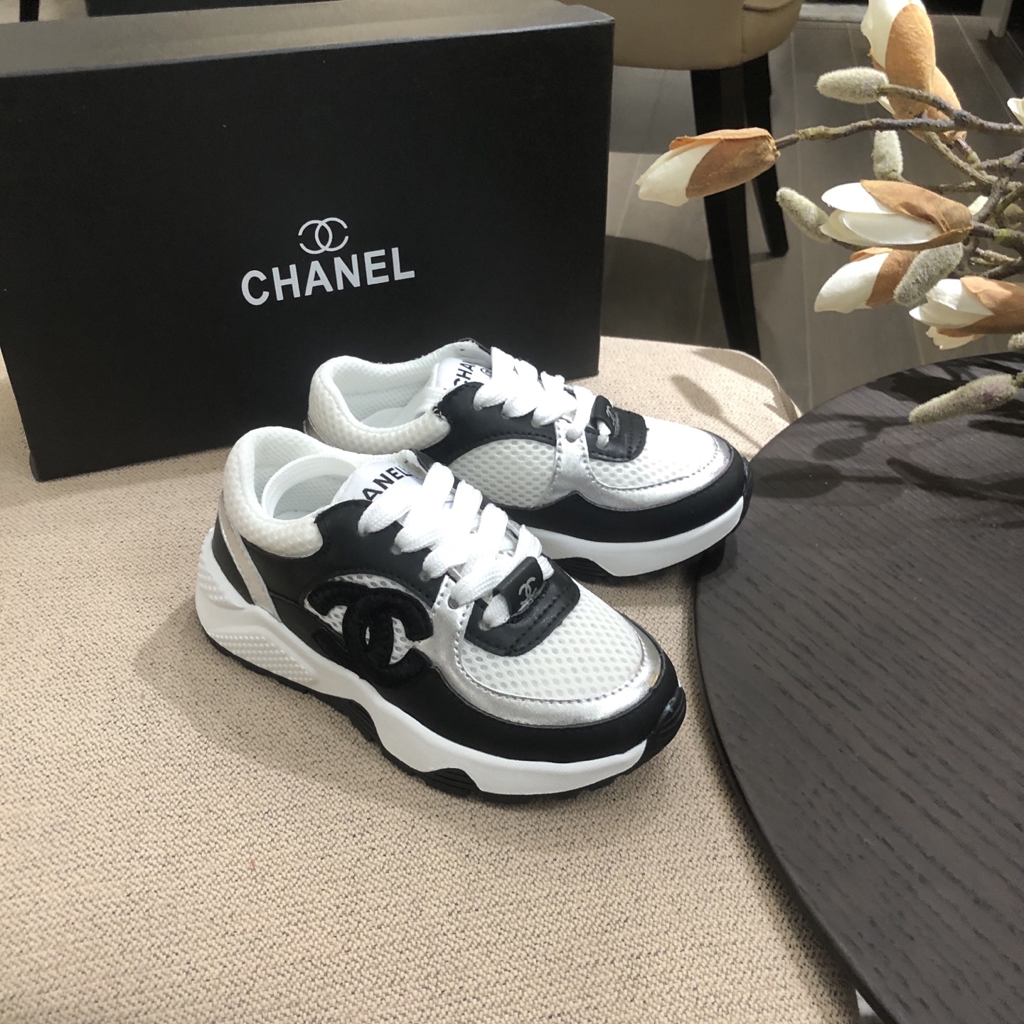 Children's shoes child